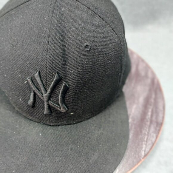 New Era NY Yankees Men's Fitted Cap - All Black (59FIFTY) Size 8 Embroidered - Picture 9 of 16
